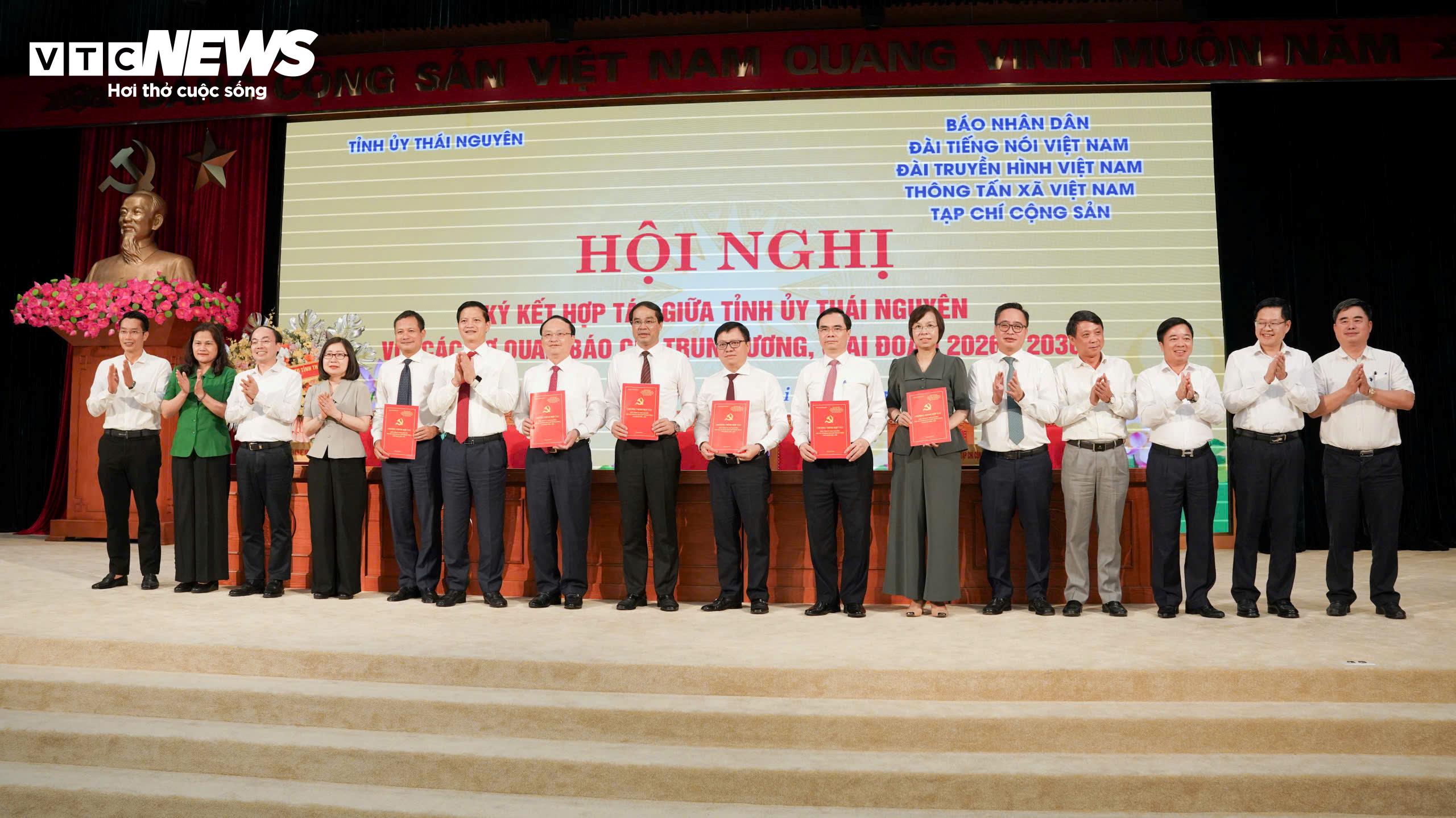 Tỉnh ủy Thái Nguyên và lãnh đạo các cơ quan thông tấn, báo chí Trung ương ký kết chương trình hợp tác.