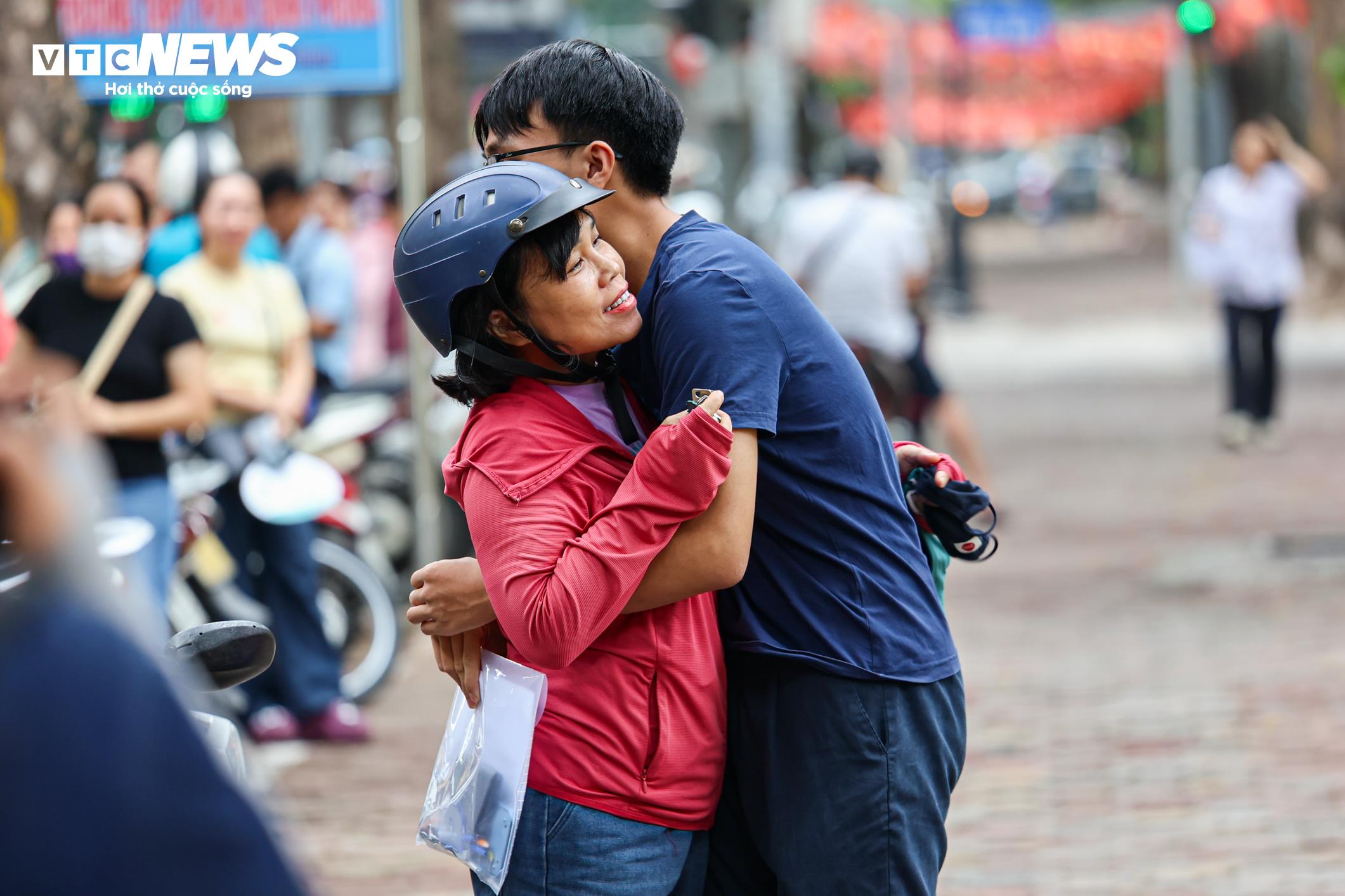 Giữa dòng người đưa con đến điểm thi, chị Lê Thị Hương Mai (Hà Nội) không giấu được hồi hộp trước giờ thi môn Toán. Trong khi con trai giữ tâm lý thoải mái sau khi làm tốt bài thi Ngữ văn, chị Mai lại là người lo lắng hơn cả. “Từ 4h30 sáng tôi tỉnh giấc vì thấp thỏm. Con khá bình tĩnh, còn bố mẹ mới là người áp lực nhất trong những ngày thi”, chị Mai chia sẻ.