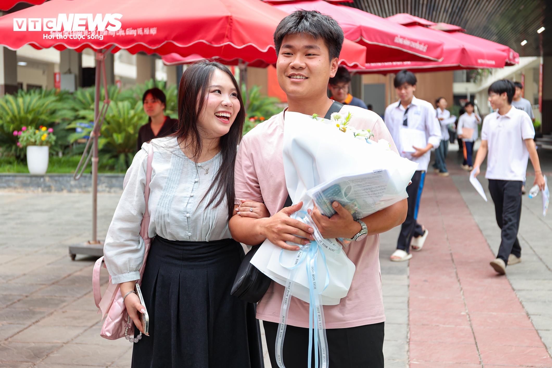 Từ hồi hộp vào phòng thi đến nụ cười ngày kết thúc kỳ thi tốt nghiệp THPT 2026 - 16