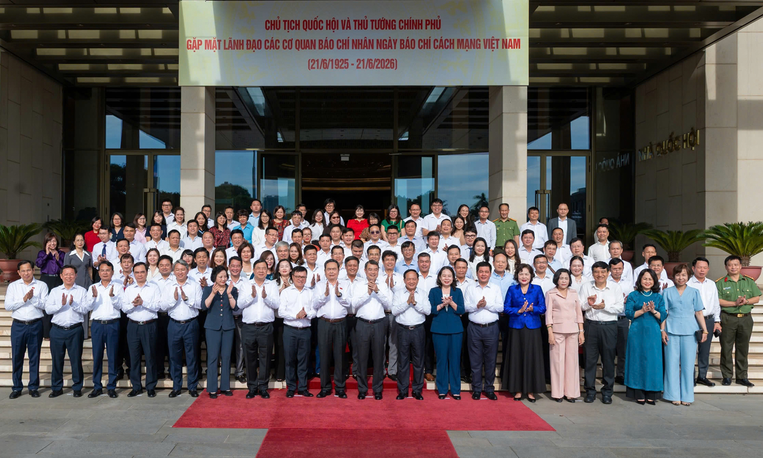 Chủ tịch Quốc hội và Thủ tướng chụp ảnh lưu niệm cùng các đại biểu.