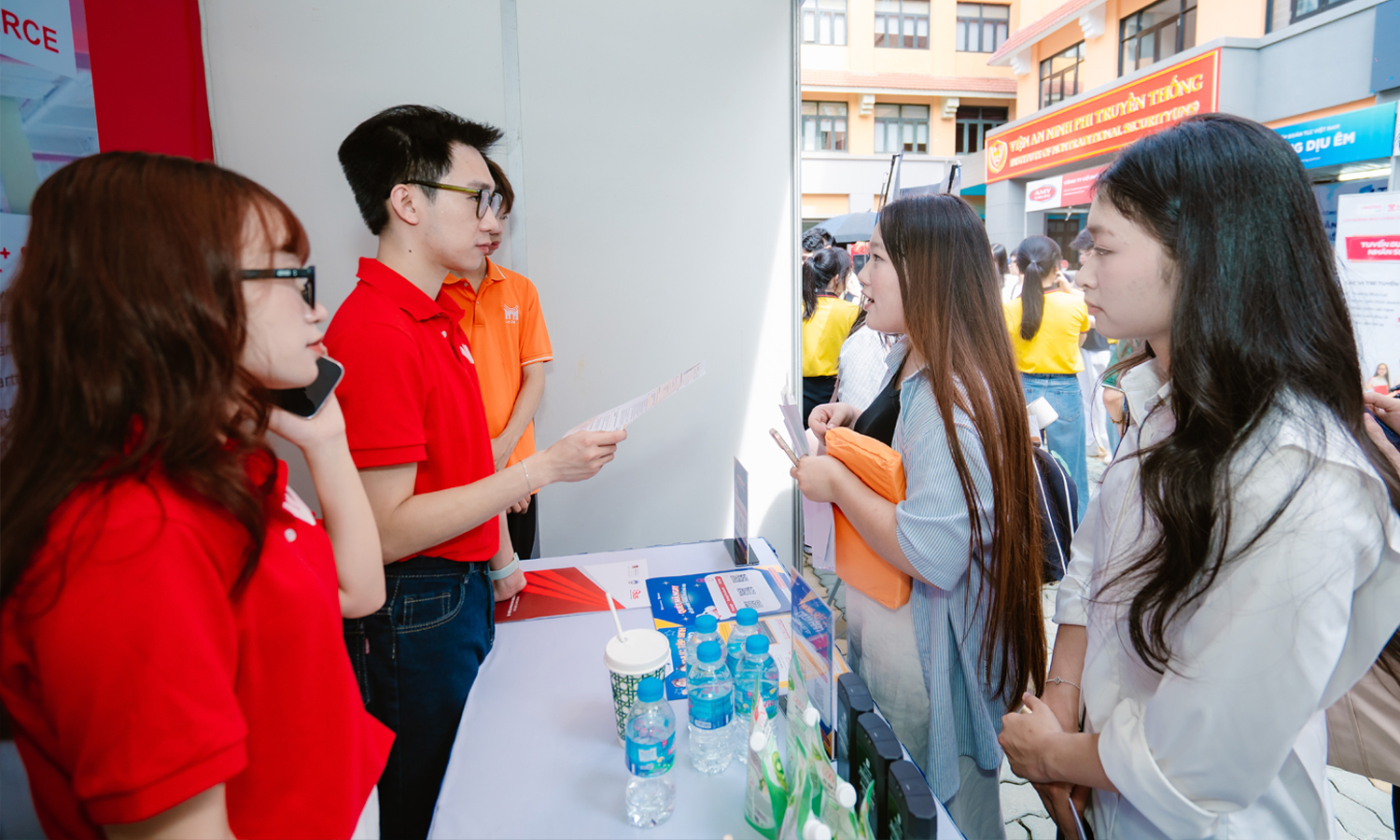 Sinh viên Trường Quản trị và Kinh doanh (HSB) tham gia tuần lễ việc làm.