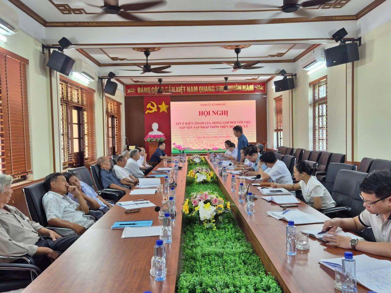 Xã Nhân Hà tổ chức hội nghị lấy ý kiến tham gia, góp ý vào đề án sắp xếp, tổ chức lại các thôn trên địa bàn nhằm tạo sự đồng thuận trước khi triển khai phương án sáp nhập.