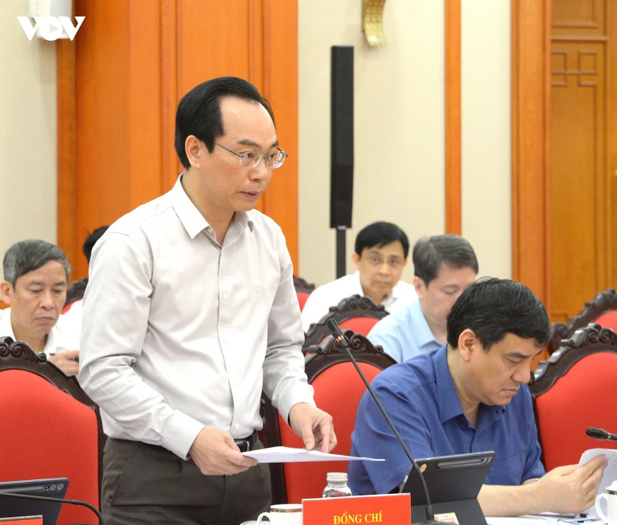 Bộ trưởng Bộ Giáo dục và Đào tạo Hoàng Minh Sơn báo cáo tại cuộc làm việc.