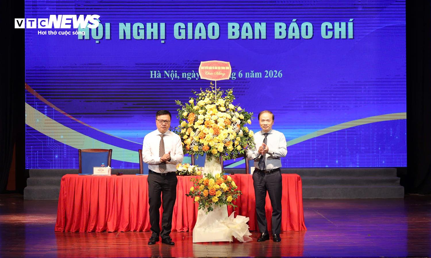 Phó Trưởng Ban Thường trực Ban Tuyên giáo và Dân vận Trung ương Phạm Tất Thắng chúc mừng những người làm báo nhân kỷ niệm 101 năm Ngày Báo chí Cách mạng Việt Nam. (Ảnh: Minh Đức)