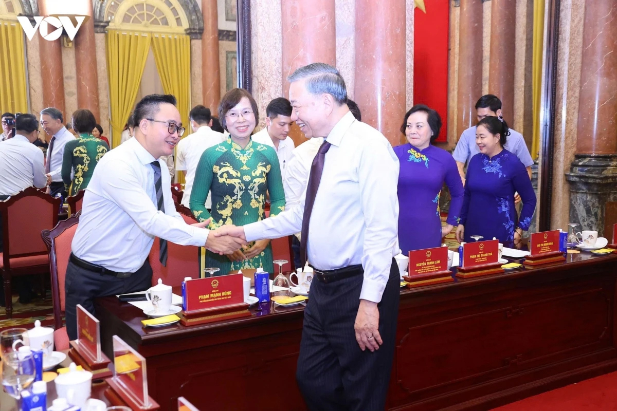 Tổng Bí thư, Chủ tịch nước Tô Lâm bắt tay Phó Tổng Giám đốc Đài Tiếng nói Việt Nam Phạm Mạnh Hùng.