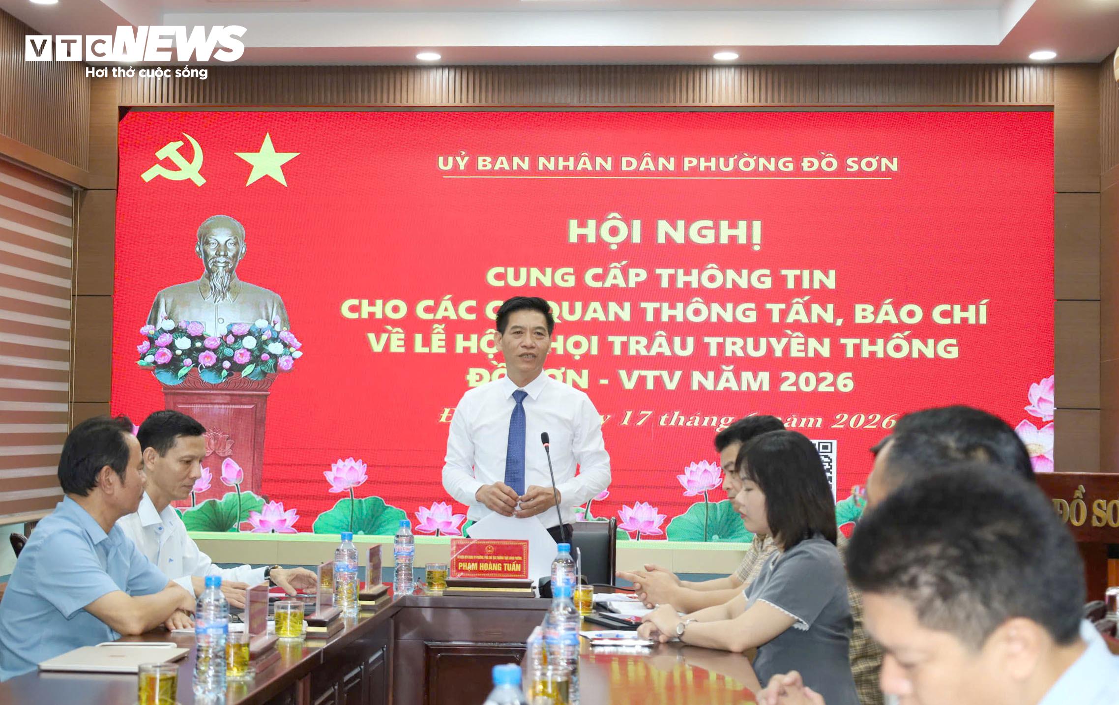 Ông Phạm Hoàng Tuấn, Phó Chủ tịch UBND phường Đồ Sơn thông tin tại buổi họp báo.