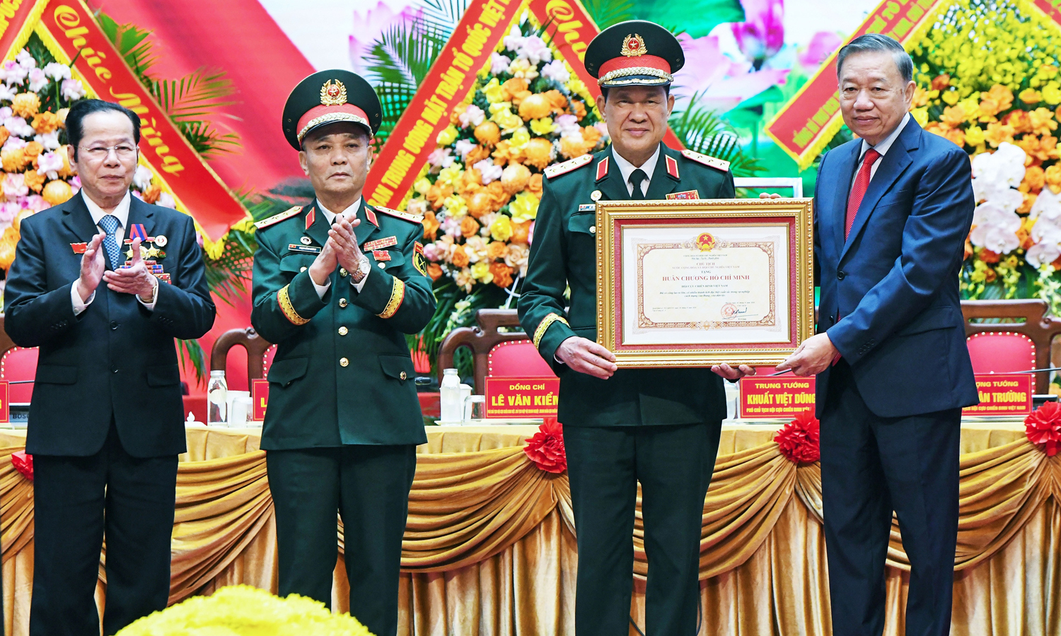 Tổng Bí thư, Chủ tịch nước Tô Lâm trao Huân chương Hồ Chí Minh cho Hội cựu chiến binh Việt Nam. (Ảnh: Lâm Hiển)