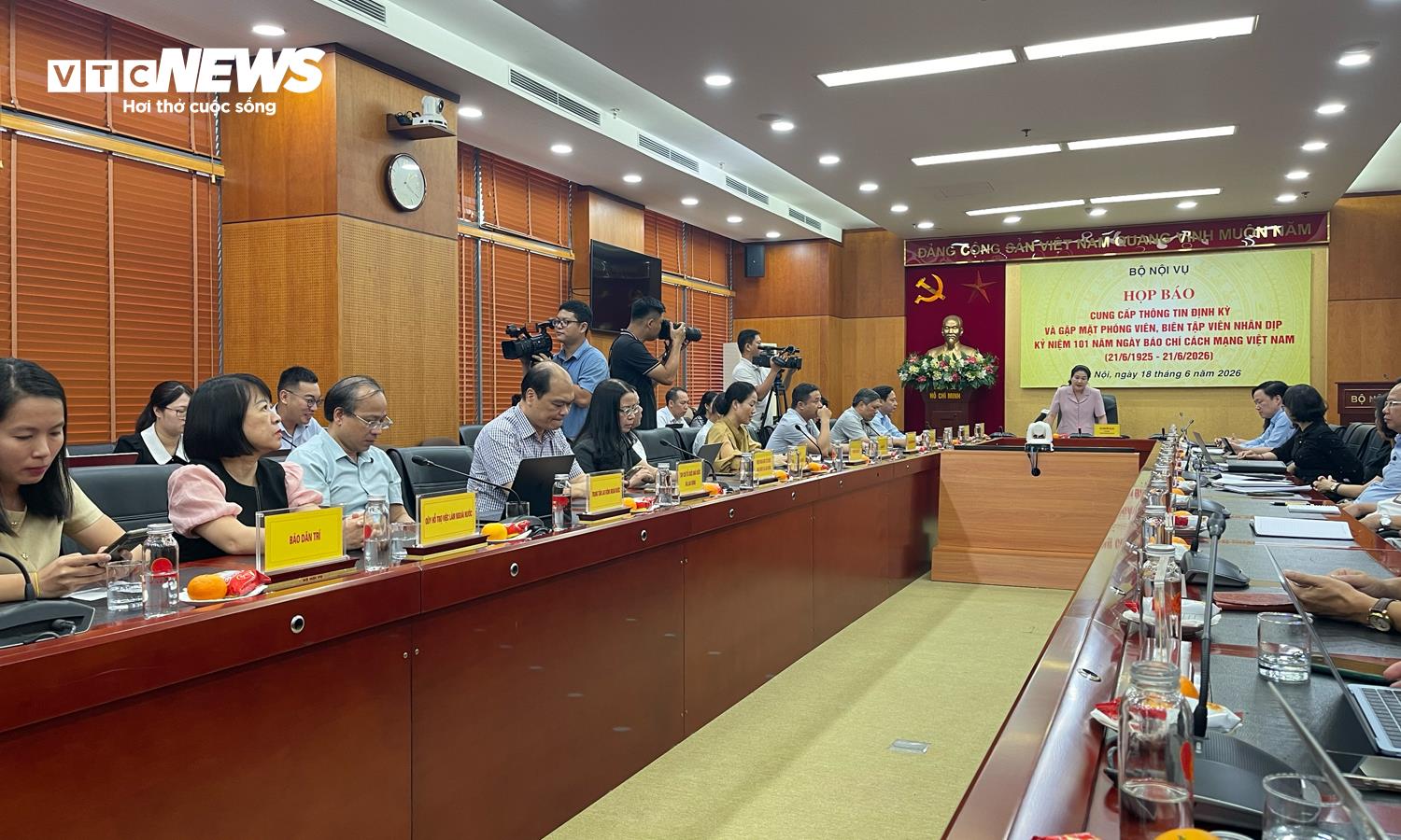 Quang cảnh buổi họp báo.