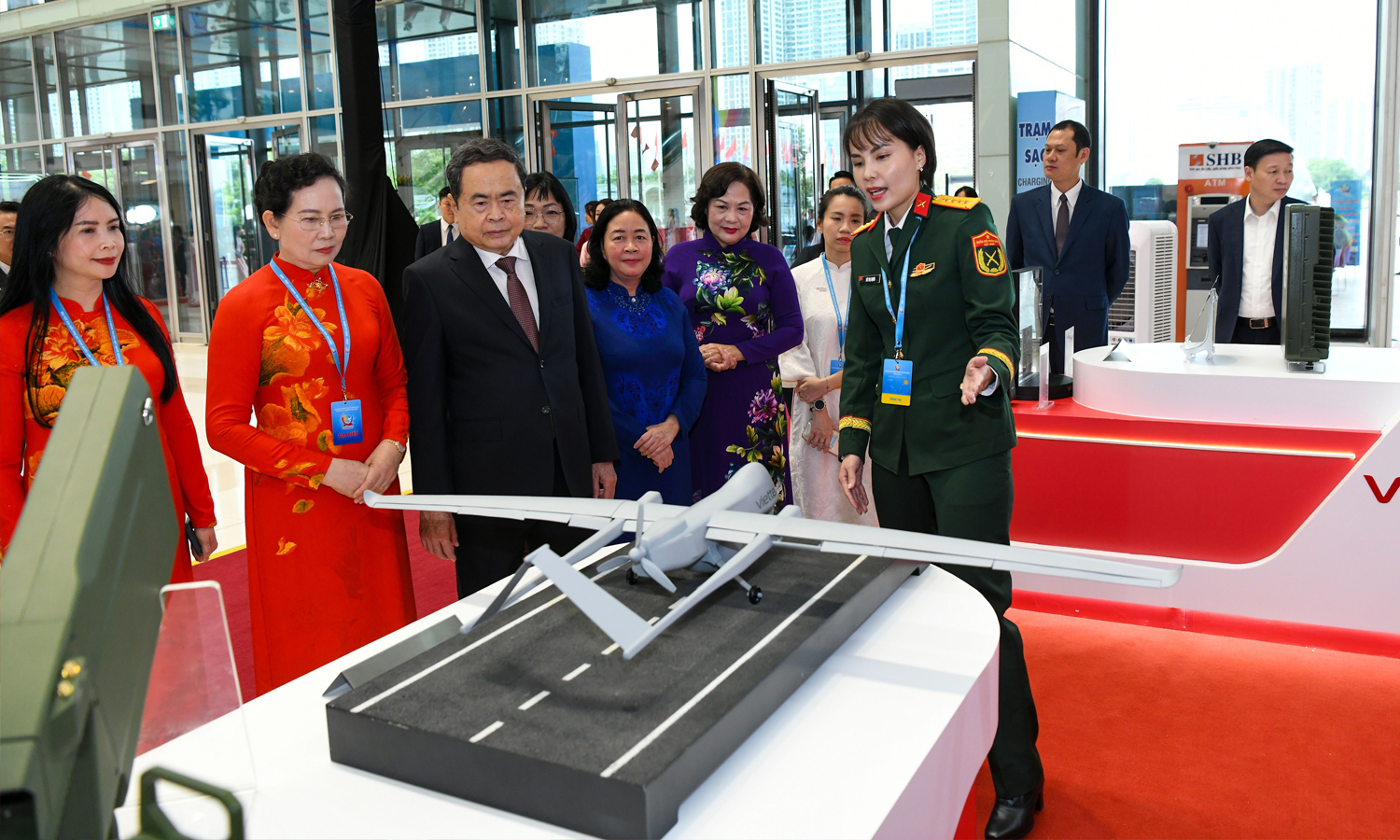 Chủ tịch Quốc hội Trần Thanh Mẫn và các đại biểu thăm các gian trưng bày tại Đại hội. (Ảnh: Lâm Hiển)