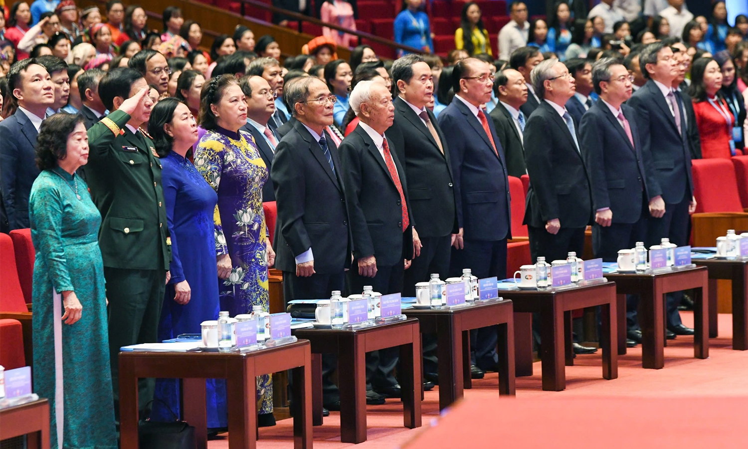 Chủ tịch Quốc hội Trần Thanh Mẫn, nguyên Tổng Bí thư Nông Đức Mạnh và các đại biểu thực hiện nghi thức chào cờ. (Ảnh: Lâm Hiển)