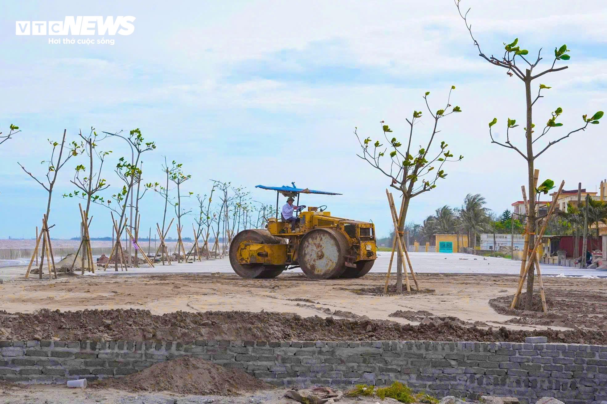 Những ngày gần đây, tại khu du lịch biển Giao Ninh, máy móc, phương tiện cùng hàng chục công nhân được huy động làm việc hối hả để chỉnh trang hạ tầng, cải tạo cảnh quan, từng bước khoác lên vùng biển này một diện mạo mới.