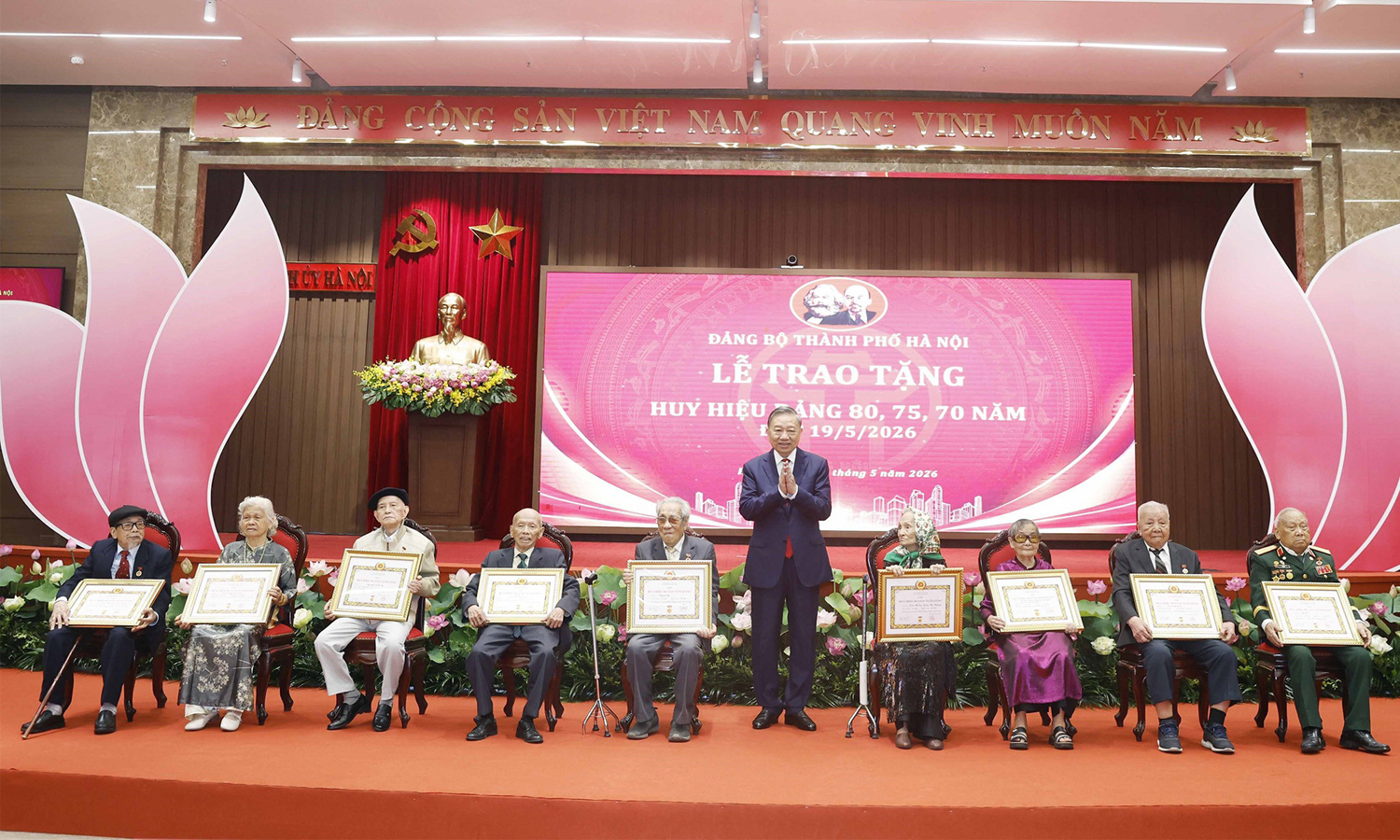 Tổng Bí thư, Chủ tịch nước Tô Lâm trao giấy chứng nhận cho các đảng viên lão thành được nhận Huy hiệu 80 năm tuổi Đảng dịp 19/5. (Ảnh: TTXVN)