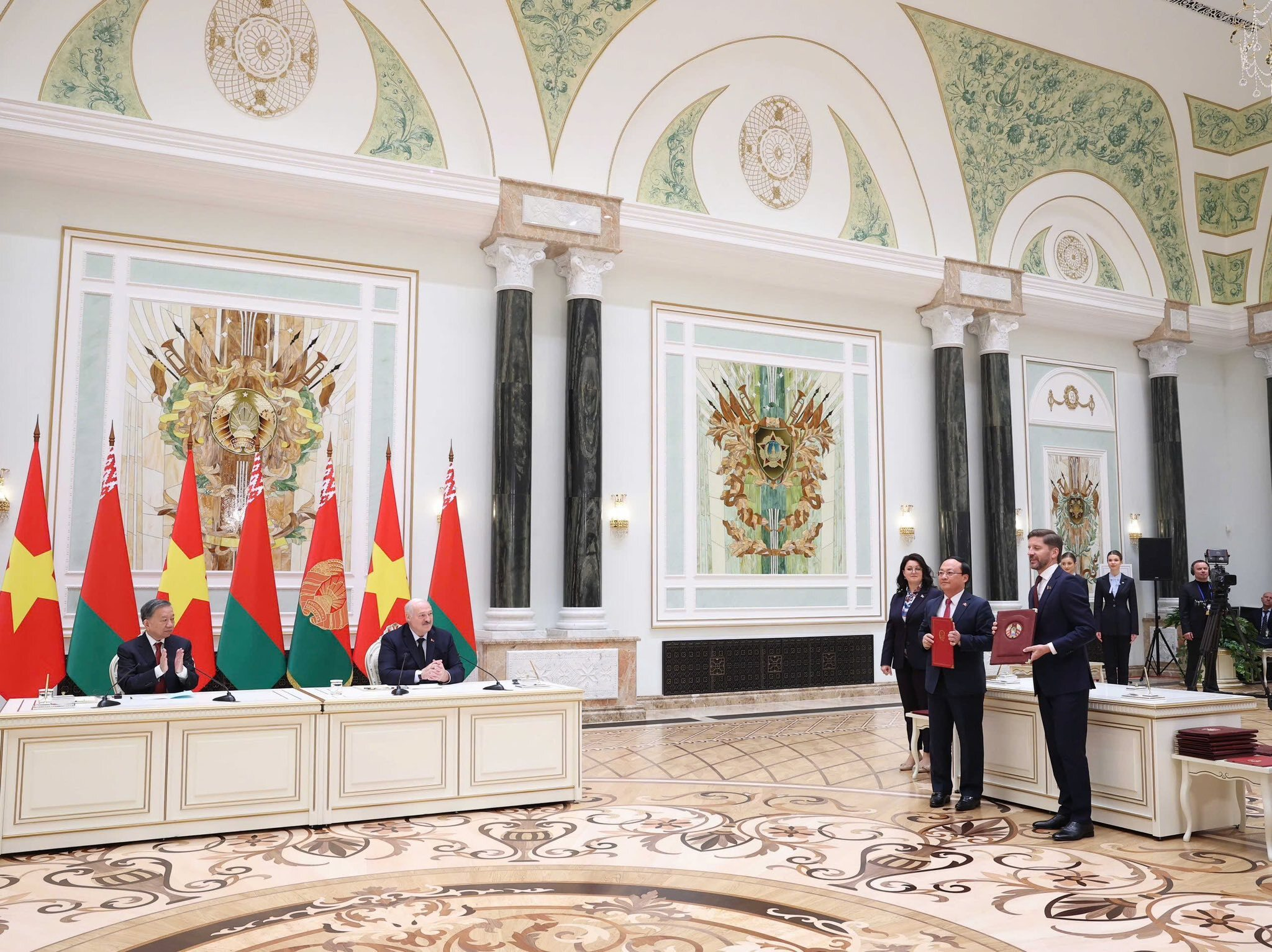 Tổng Bí thư, Chủ tịch nước Tô Lâm và Tổng thống Belarus Aleksandr Lukashenko chứng kiến Lễ trao Biên bản Thỏa thuận hợp tác giữa Đài Tiếng nói Việt Nam và Đài Phát thanh Truyền hình quốc gia Belarus, hồi tháng 5/2025.