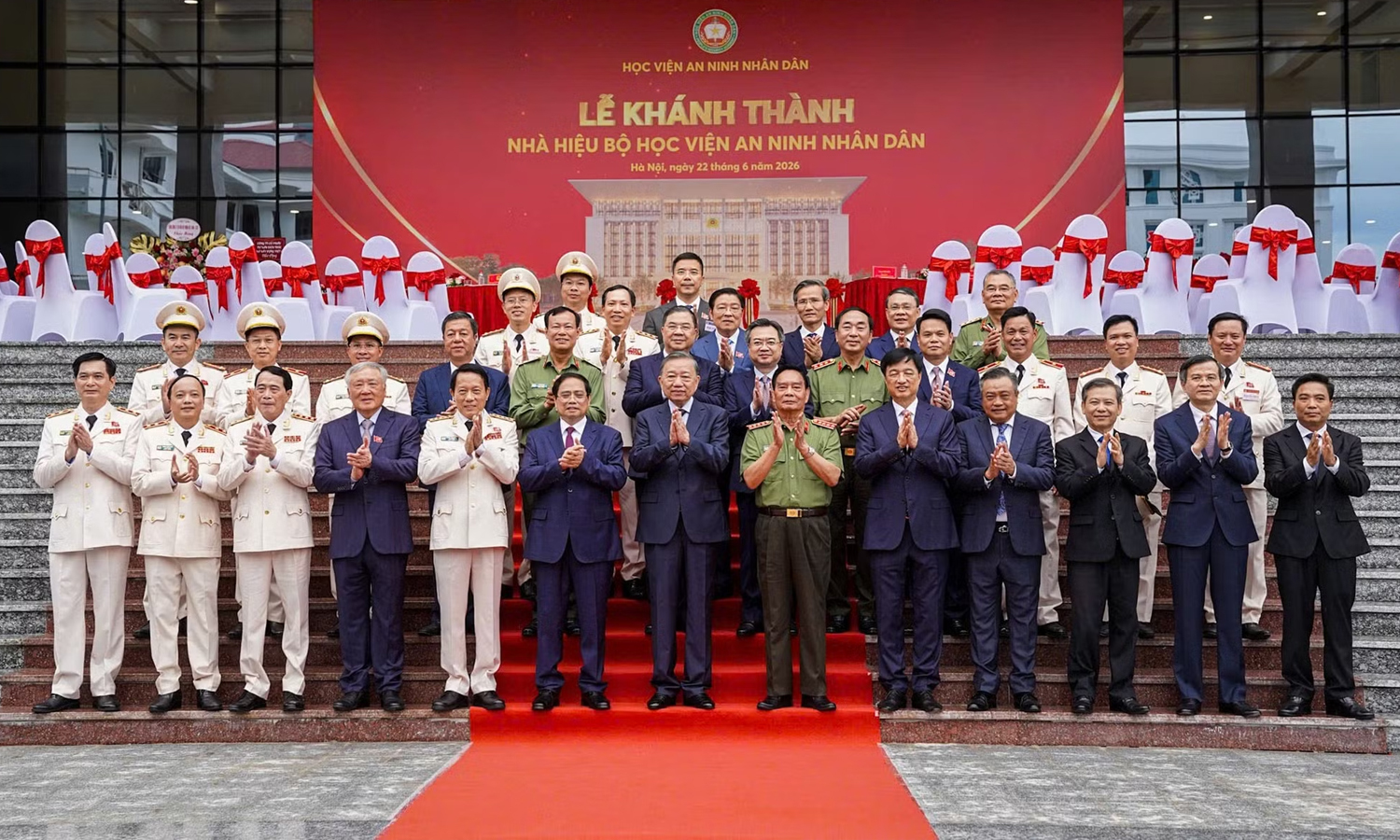 Tổng Bí thư, Chủ tịch nước Tô Lâm và các đại biểu chụp ảnh lưu niệm tại công trình Nhà hiệu bộ Học viện An ninh Nhân dân. (Ảnh: CAND)