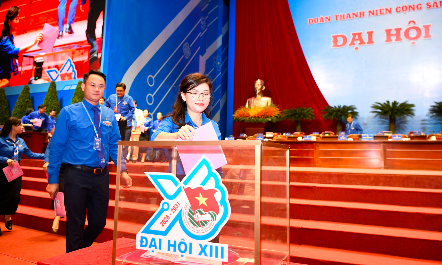 Các đại biểu bỏ phiếu bầu Ban Chấp hành Trung Đoàn khóa mới.