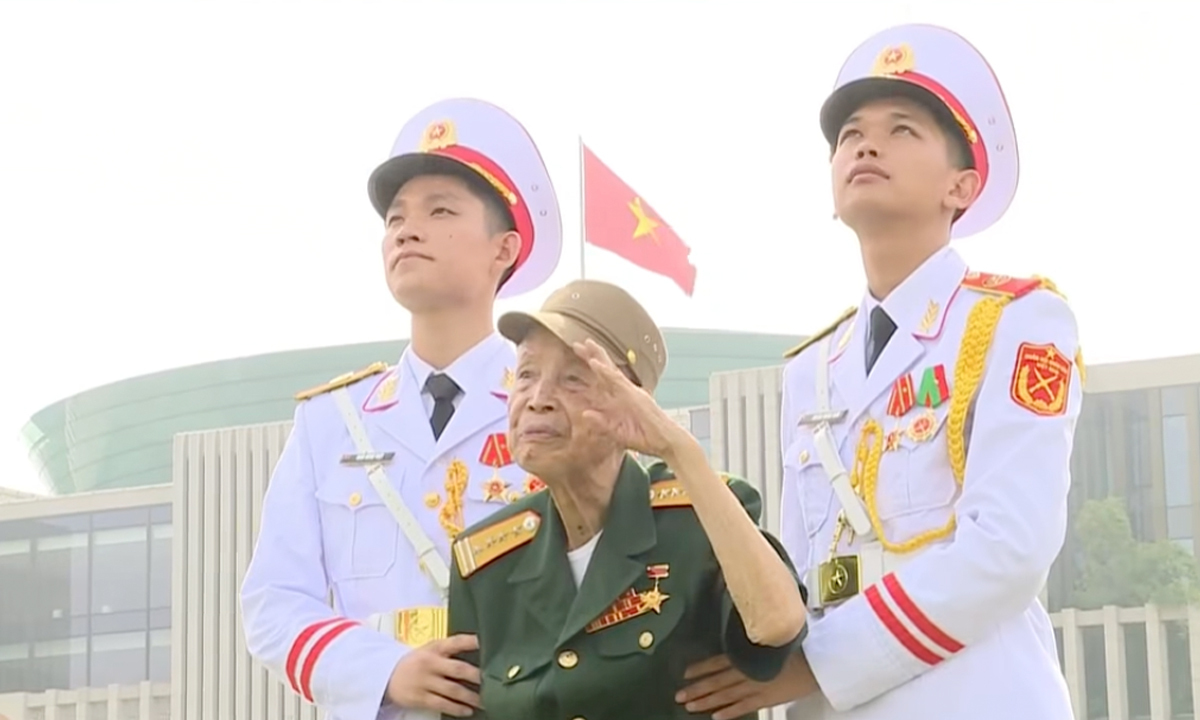 Anh hùng Lực lượng vũ trang Nhân dân, Đại tá La Văn Cầu chào điều lệnh bằng tay trái.