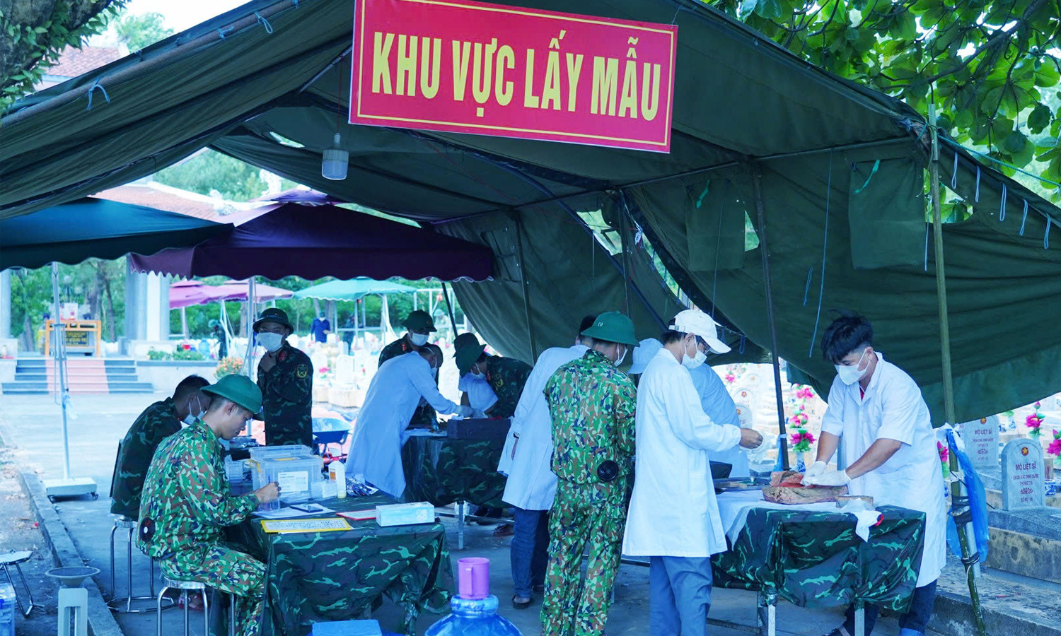 Khu vực lấy mẫu sinh phẩm ADN để xác định danh tính các liệt sĩ tại Nghĩa trang liệt sĩ Quốc gia Đường 9, tỉnh Quảng Trị.