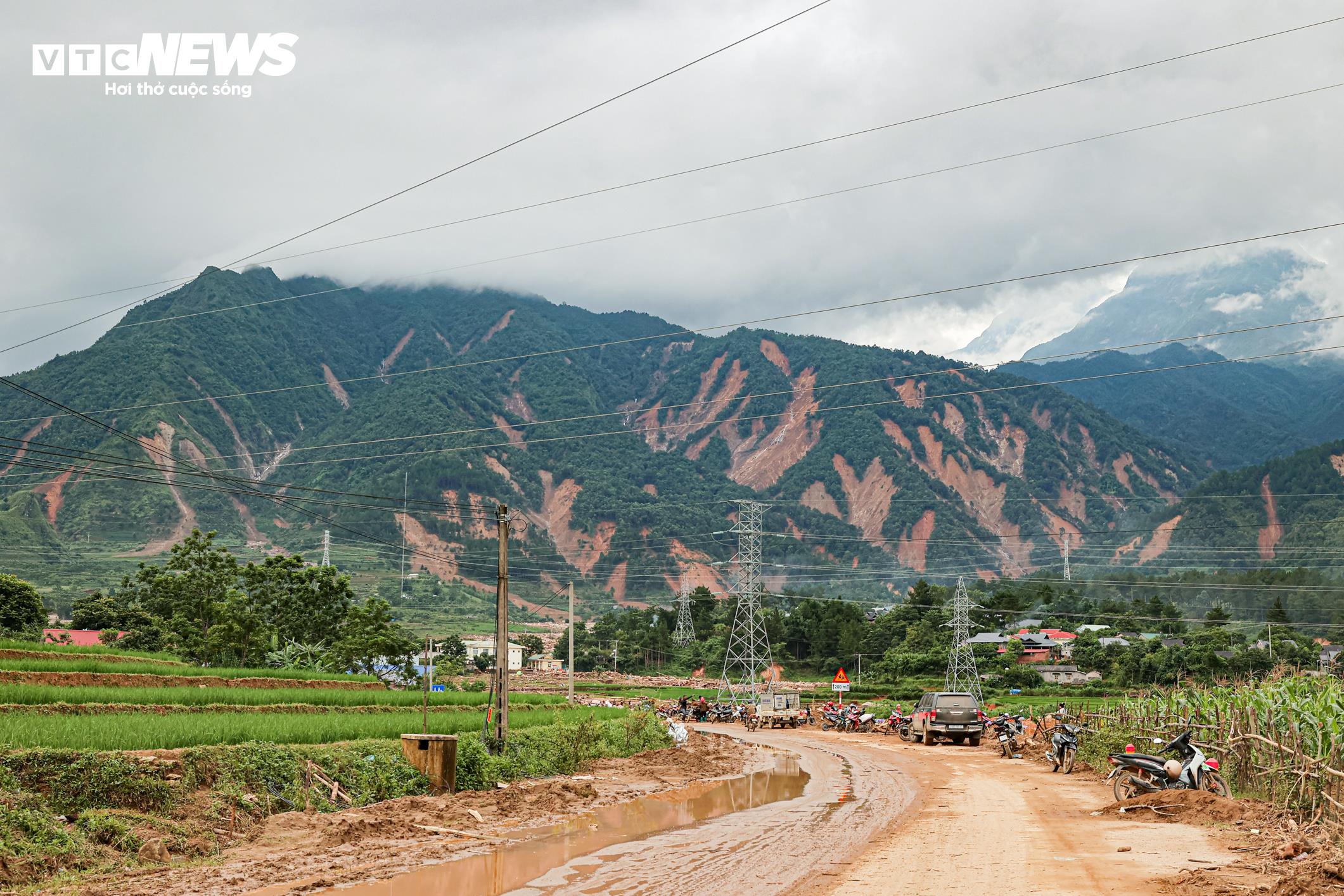 Hơn 4 ngày sau trận lũ ống, lũ quét, từ các khe núi, nước vẫn không ngừng rỉ xuống, len qua những mảng đất vừa sạt lở rồi đổ về lòng suối. Trên các sườn dốc, nhiều cây rừng bị bật gốc hoặc chênh vênh bên mép vực, tiềm ẩn nguy cơ tiếp tục đổ sập nếu mưa lớn quay trở lại.