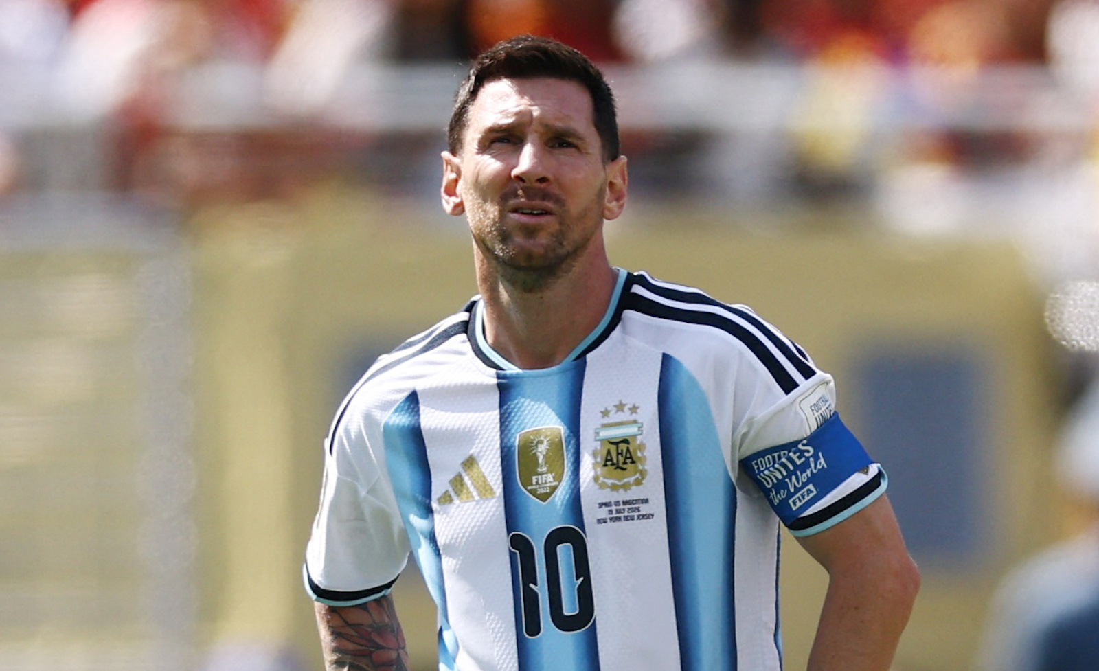 Messi và đồng đội gặp nhiều khó khăn. (Ảnh: Reuters)