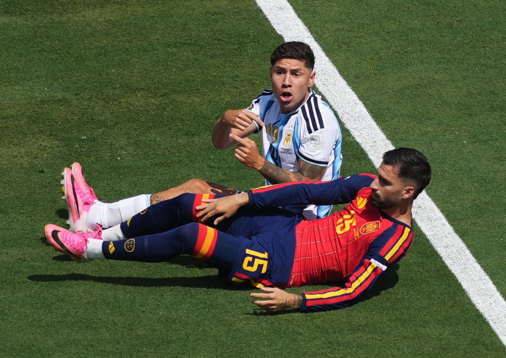 Tây Ban Nha gây sức ép với Argentina.