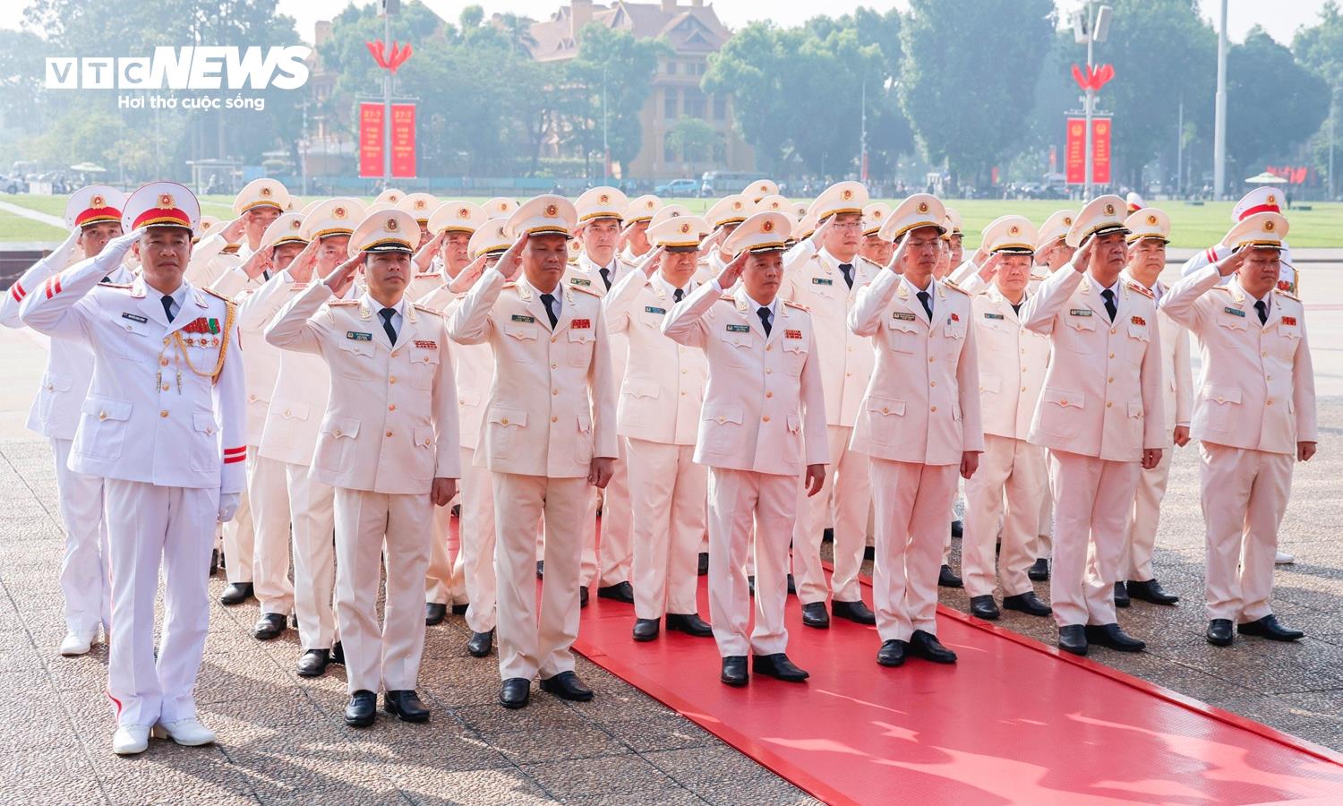 bo cong an 10304720 - L&atilde;nh đạo Đảng, Nh&agrave; nước tưởng niệm c&aacute;c Anh h&ugrave;ng liệt sĩ, v&agrave;o Lăng viếng B&aacute;c