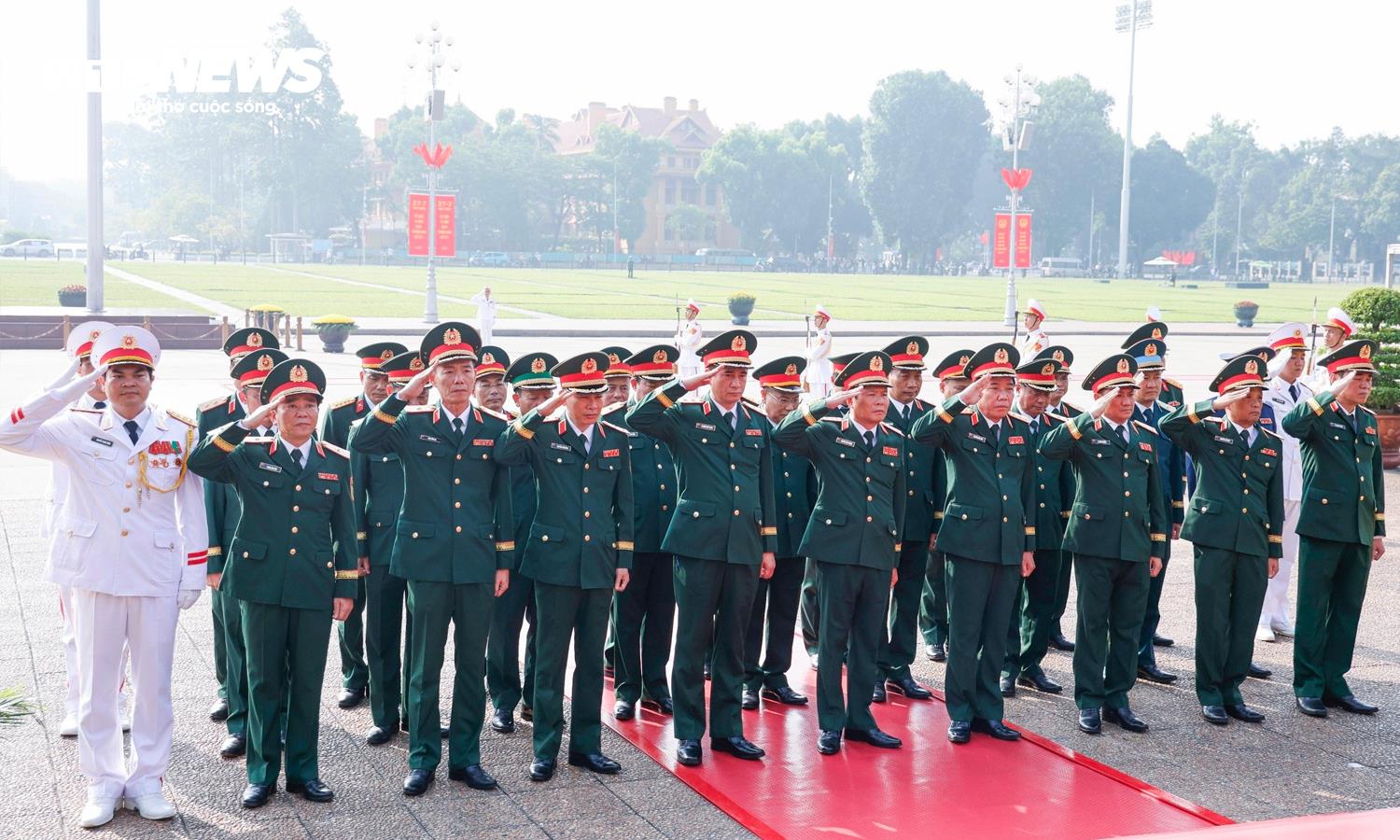 bo quoc phong 10303328 - L&atilde;nh đạo Đảng, Nh&agrave; nước tưởng niệm c&aacute;c Anh h&ugrave;ng liệt sĩ, v&agrave;o Lăng viếng B&aacute;c