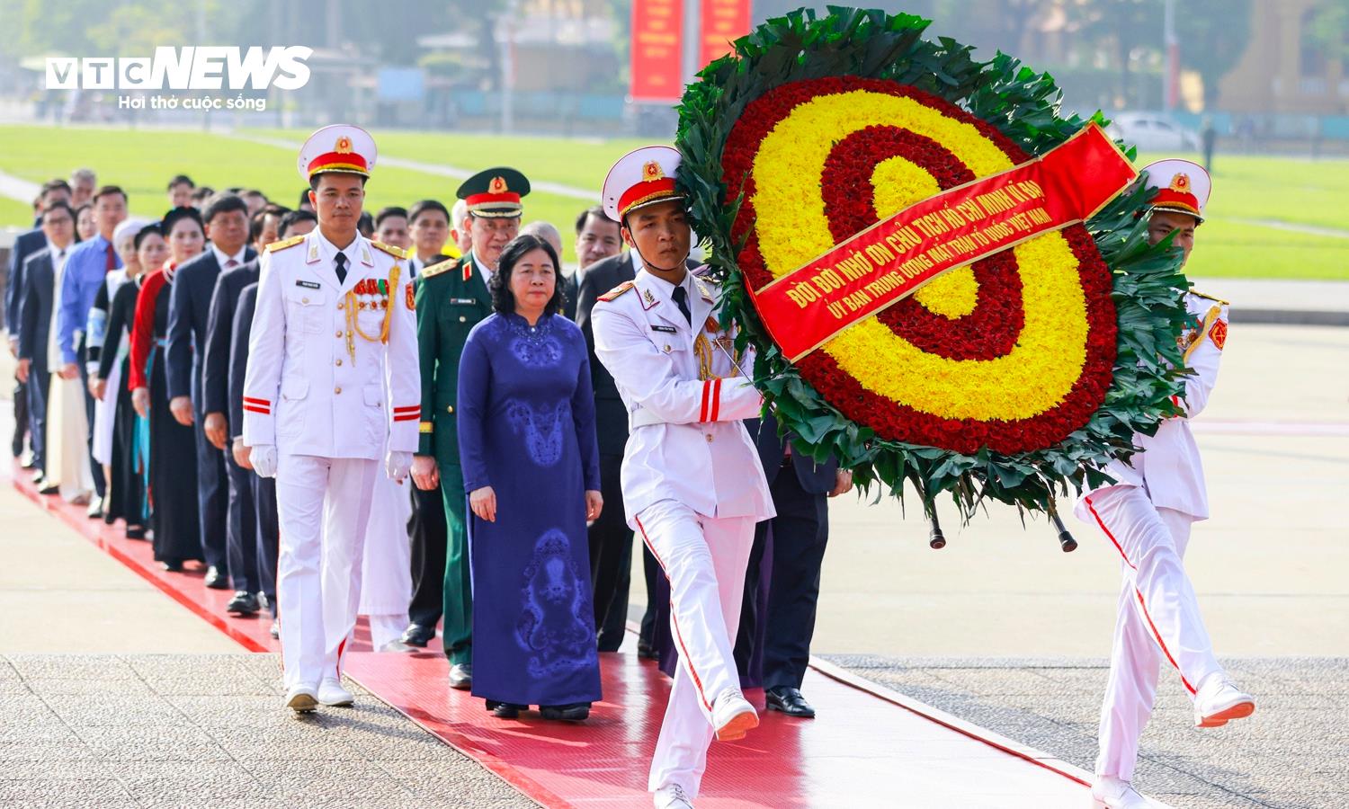 mttq viet nam 1 10275190 - L&atilde;nh đạo Đảng, Nh&agrave; nước tưởng niệm c&aacute;c Anh h&ugrave;ng liệt sĩ, v&agrave;o Lăng viếng B&aacute;c