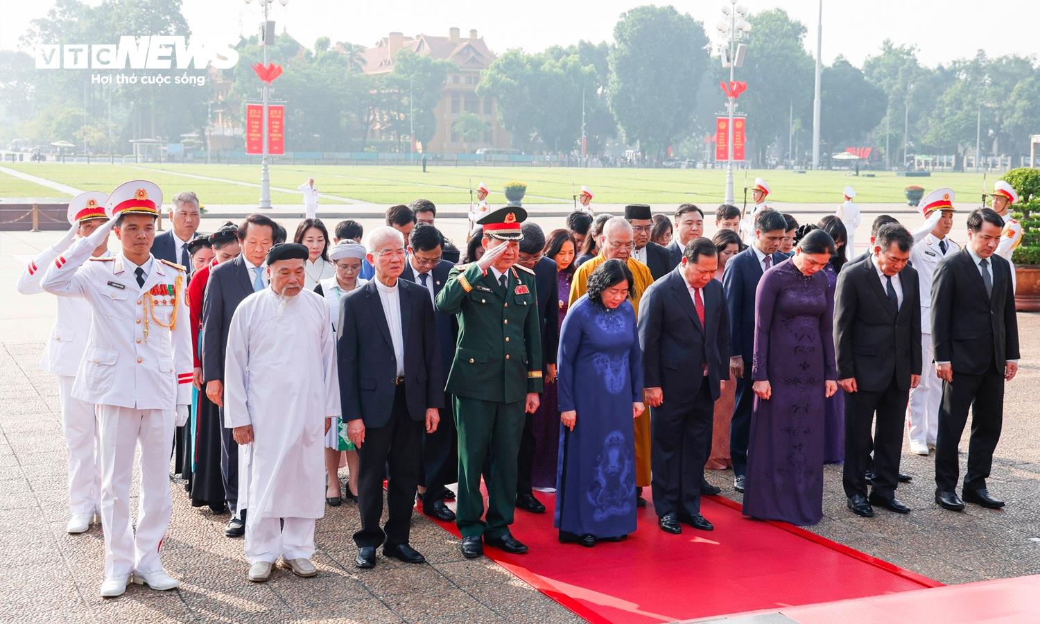 mttq viet nam 2 10301813 - L&atilde;nh đạo Đảng, Nh&agrave; nước tưởng niệm c&aacute;c Anh h&ugrave;ng liệt sĩ, v&agrave;o Lăng viếng B&aacute;c