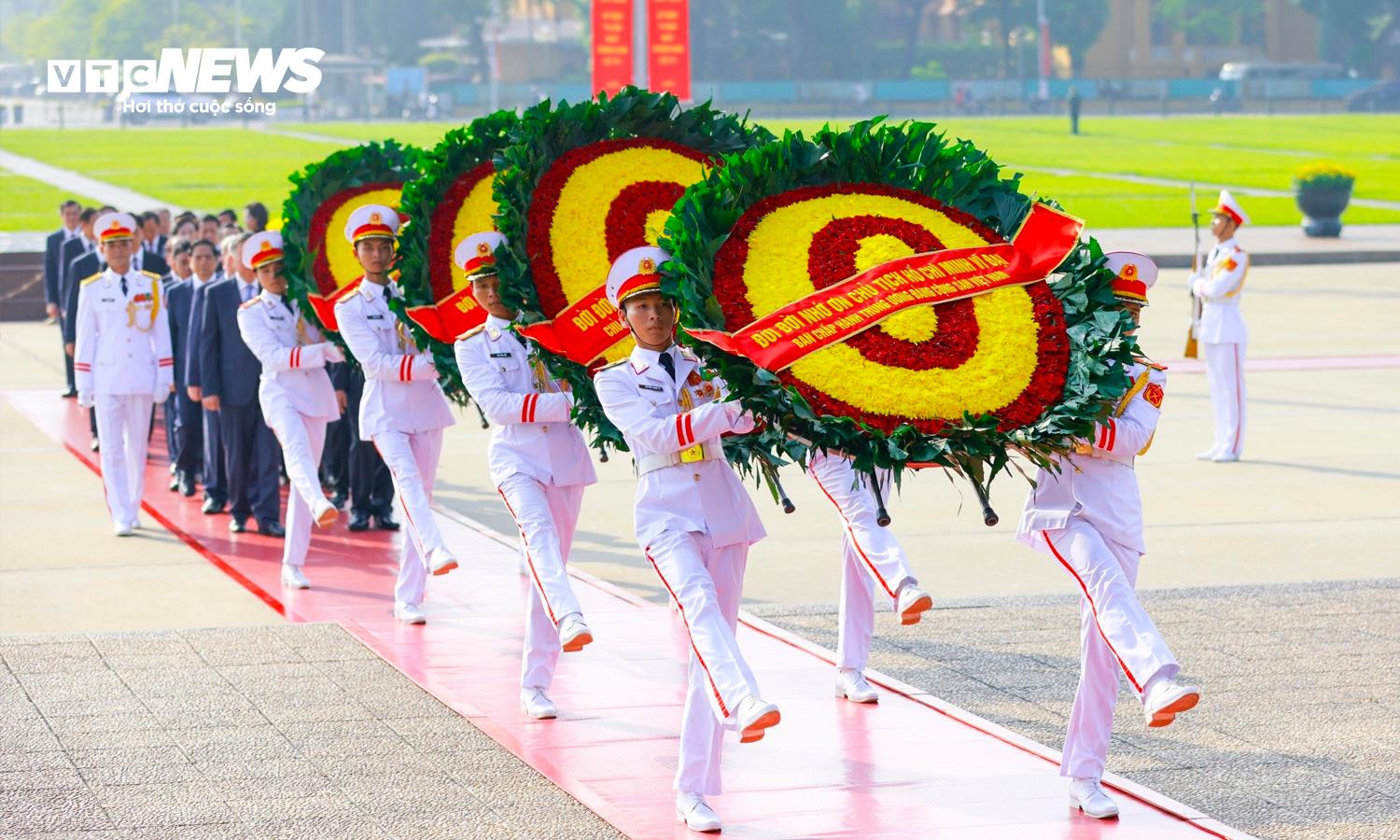 vieng lang bac 1 10174429 - L&atilde;nh đạo Đảng, Nh&agrave; nước tưởng niệm c&aacute;c Anh h&ugrave;ng liệt sĩ, v&agrave;o Lăng viếng B&aacute;c