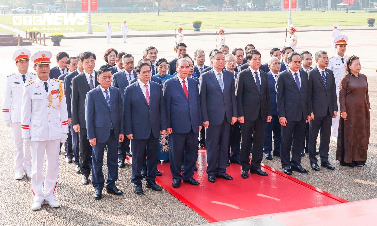 vieng lang bac 2 10211169 - L&atilde;nh đạo Đảng, Nh&agrave; nước tưởng niệm c&aacute;c Anh h&ugrave;ng liệt sĩ, v&agrave;o Lăng viếng B&aacute;c