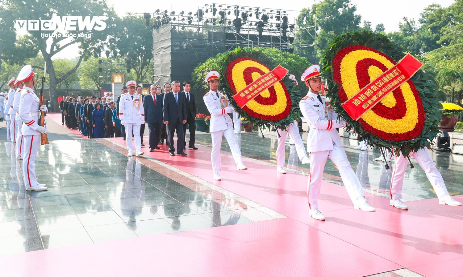 vieng liet si 1 10241587 - L&atilde;nh đạo Đảng, Nh&agrave; nước tưởng niệm c&aacute;c Anh h&ugrave;ng liệt sĩ, v&agrave;o Lăng viếng B&aacute;c