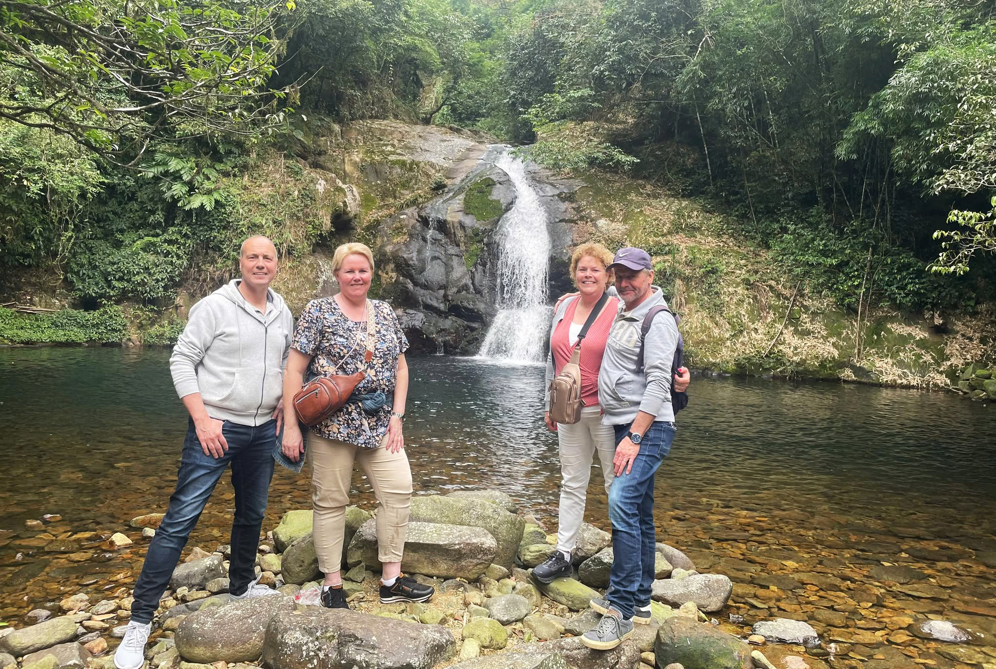Du khách quốc tế trải nghiệm chuyến trekking núi rừng tại xã Hoành Mô, Quảng Ninh.