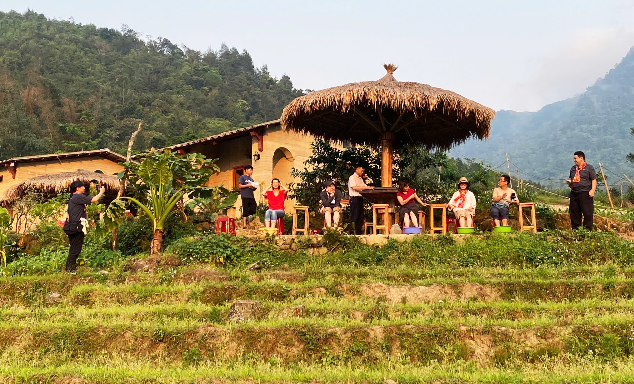 Du khách trải nghiệm ngâm chân lá thuốc giữa không gian thiên nhiên tại một homestay ở Khe Tiền, xã Hoành Mô. (Ảnh: Nguyễn Thị Thiển)